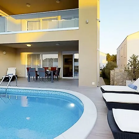 Marlu Villa Vir